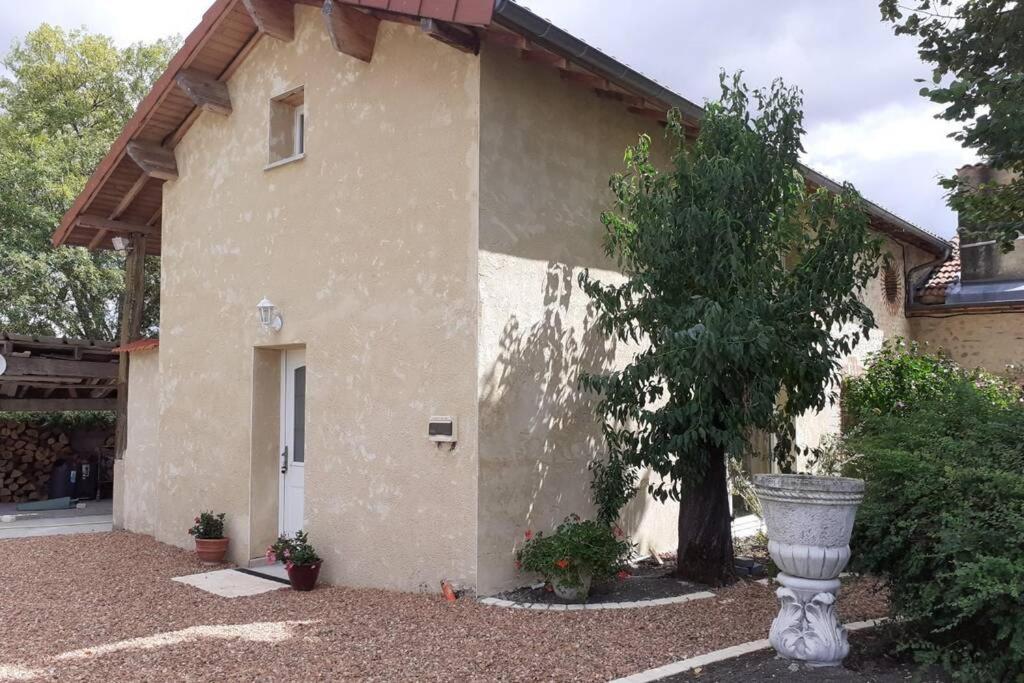 Gite Des Billaudes Thuret Exterior photo